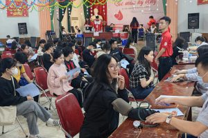 TUỔI TRẺ CAO ĐẲNG NGOẠI NGỮ VÀ CÔNG NGHỆ VIỆT NAM RẠNG RỠ TRONG NGÀY HỘI HIẾN MÁU