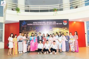 Sinh viên Trường Cao đẳng Ngoại Ngữ và Công Nghệ Việt Nam hưởng ứng ngày môi trường thế giới (05/6)