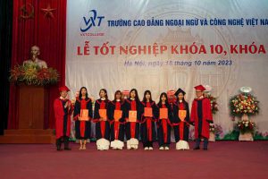 Trường Cao đẳng Ngoại Ngữ và Công Nghệ Việt Nam tổ chức lễ trao bằng tốt nghiệp