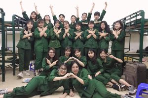 Hình ảnh sinh viên cao đẳng Ngoại Ngữ và Công Nghệ Việt Nam học quân sự