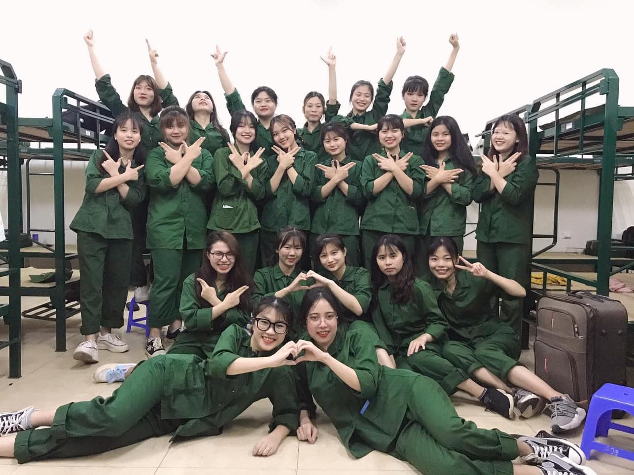 Hình ảnh sinh viên cao đẳng Ngoại Ngữ và Công Nghệ Việt Nam học quân sự